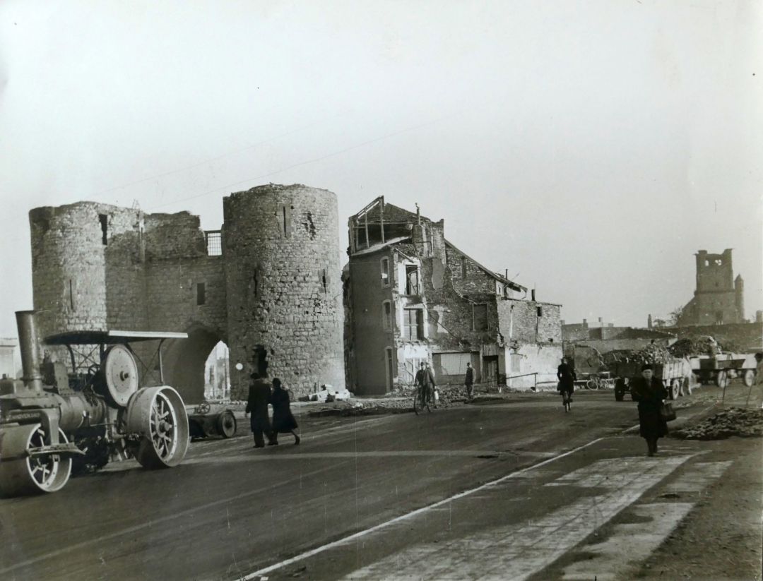 Stra&szlig;enarbeiten in der Gro&szlig;en Rurstra&szlig;e vor dem Hexenturm im Jahr 1945,