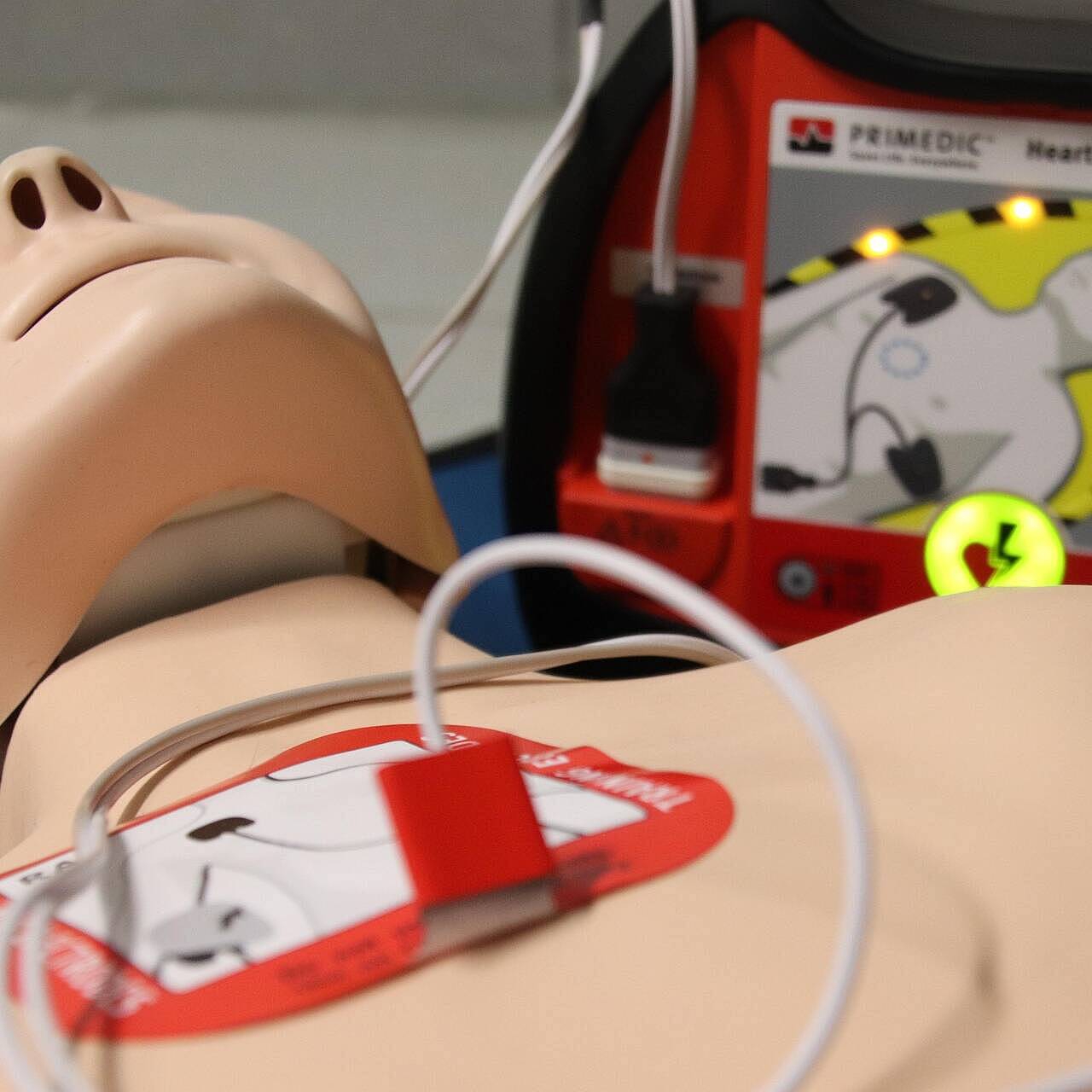 Öffnet die Seite 'Leben retten - keine Angst vor Herzdruckmassage und Defibrillator' Foto: James Rain, pixabay.com